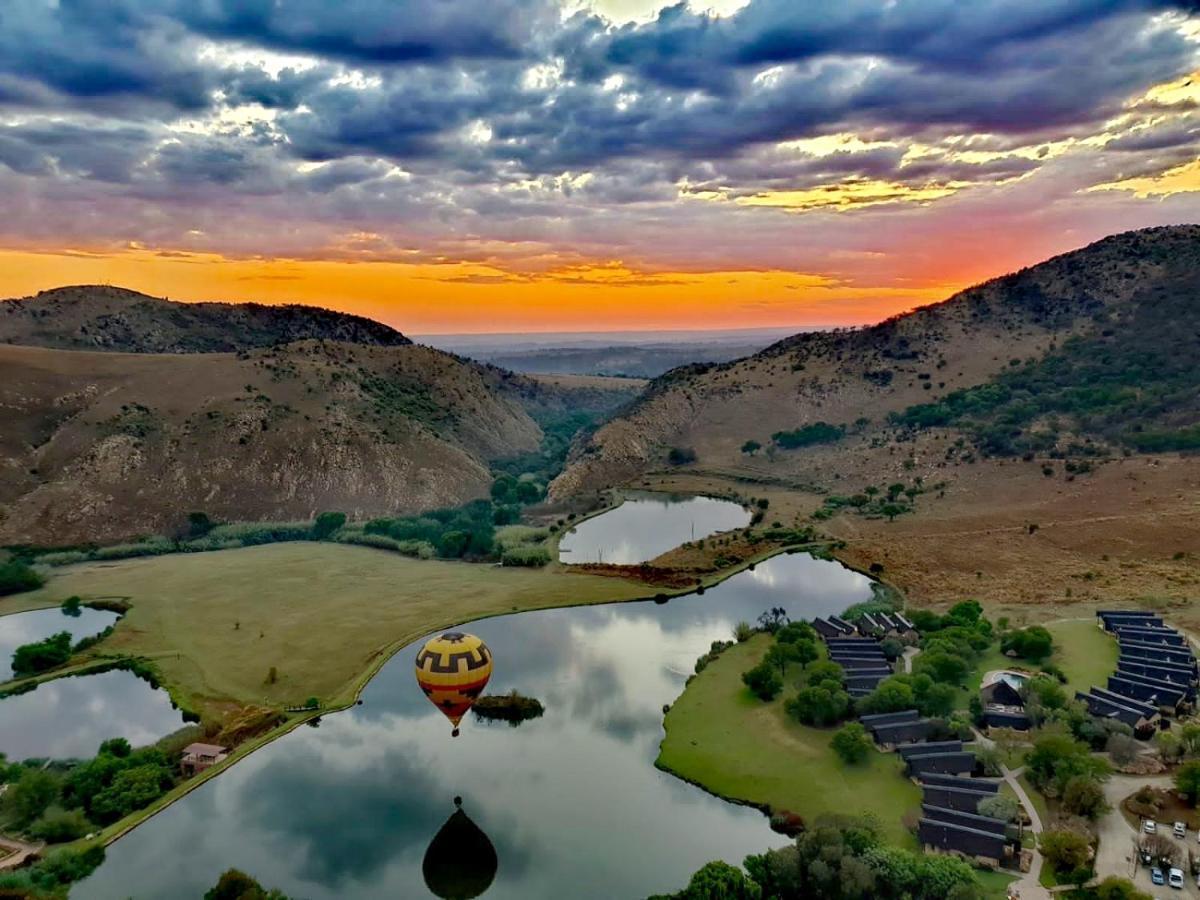 Kloofzicht Lodge & Spa Krugersdorp Eksteriør billede Hot air balloon over the San Luis Reservoir