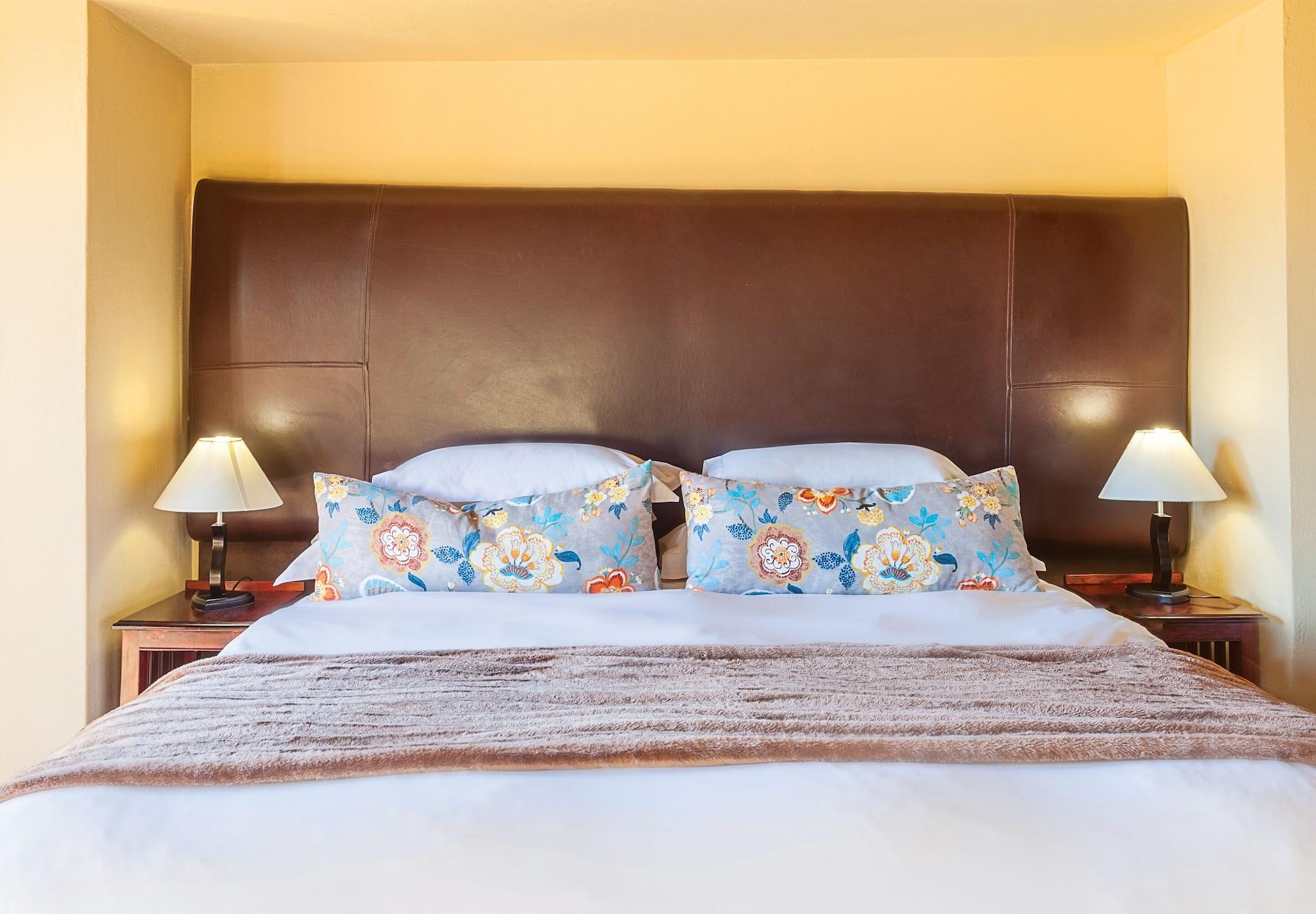Kloofzicht Lodge & Spa Krugersdorp Eksteriør billede A bed with a headboard