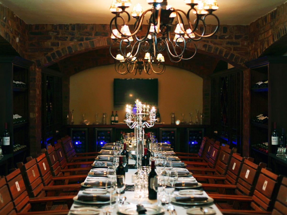 Kloofzicht Lodge & Spa Krugersdorp Eksteriør billede The wine cellar at the restaurant