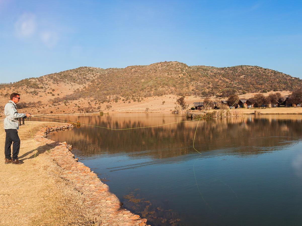 Kloofzicht Lodge & Spa Krugersdorp Eksteriør billede View of the dam