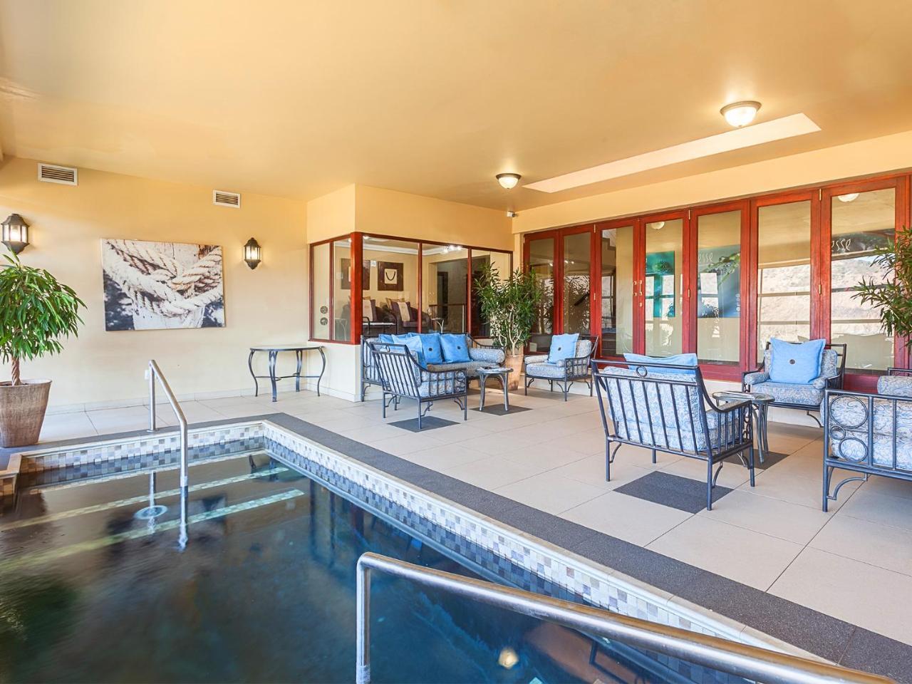 Kloofzicht Lodge & Spa Krugersdorp Eksteriør billede The pool at the 1010 Chestnut Street clubhouse